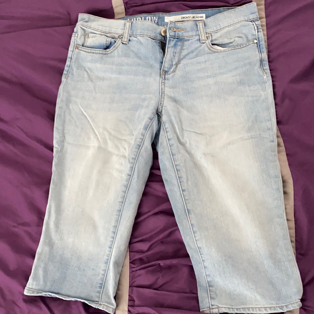 Women’s dkny denim light blue wash shorts size 4